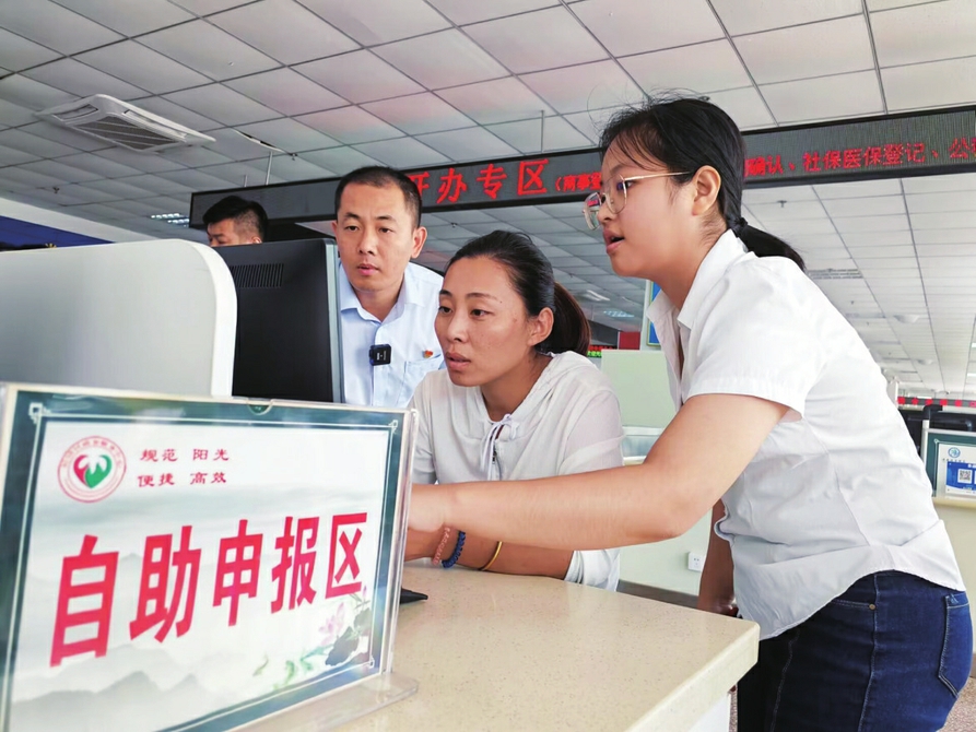 融媒·先锋丨审批服务的党员干部，怎么跑到车间来了？ 与企业搭伙的日子里