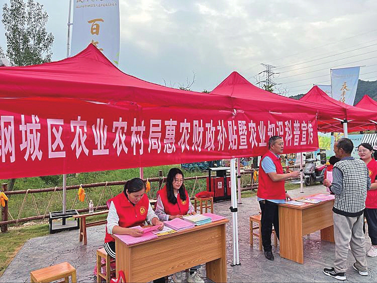 志愿服务好戏连台 公益“大餐”温暖金秋