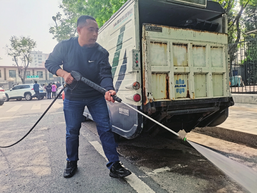 驻扎在街巷里的“城市管家”——记历下区城管局甸柳环卫所朱政利