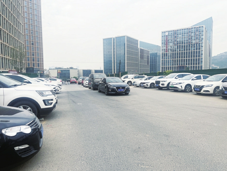 兴隆街道工作人员：不能随便接受采访——“兴舜小区西门出口行车难”追踪报道