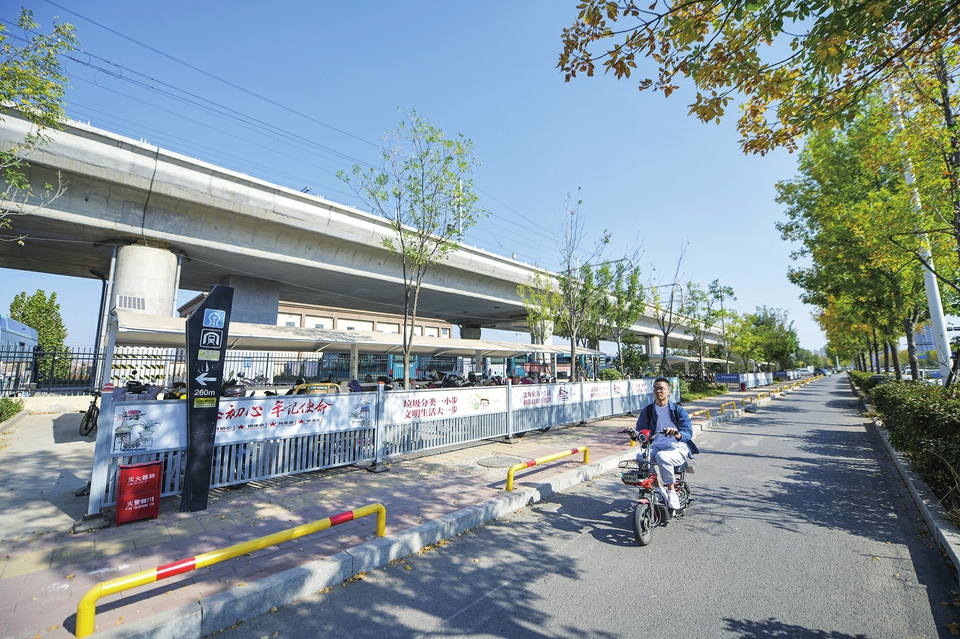 济南地铁站口新建停车场 市民上下班“更方便”