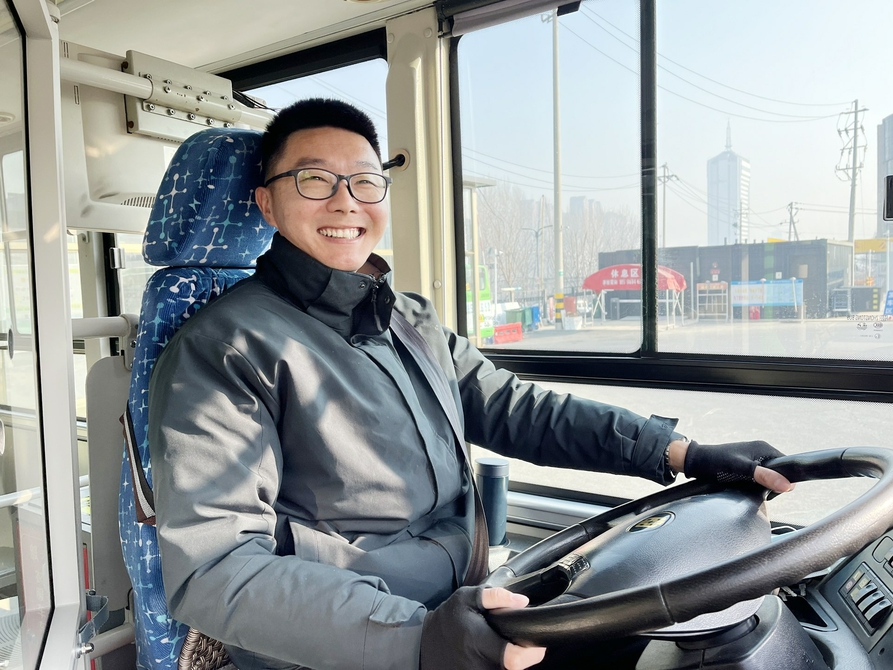 “开公交车给我带来快乐”——“90后”公交驾驶员破窗救人，获人民日报、新华社等媒体点赞