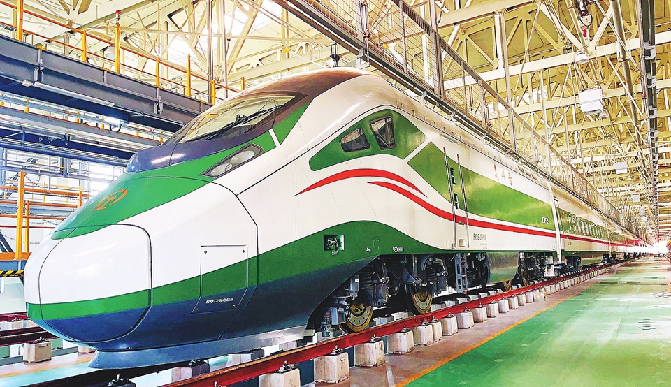 新型长编卧铺“复兴号”动集动车组在济南发车