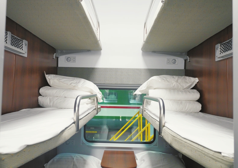 新型长编卧铺“复兴号”动集动车组在济南发车