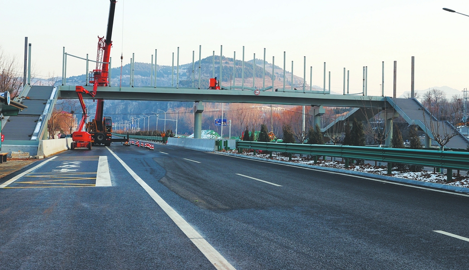省道103旅游公路新建首座过街天桥